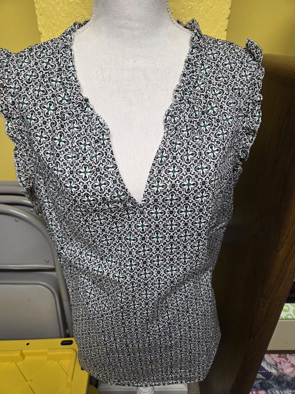 Talbots Sleeveless V-Neck Patterned Blouse in Black, White & Green